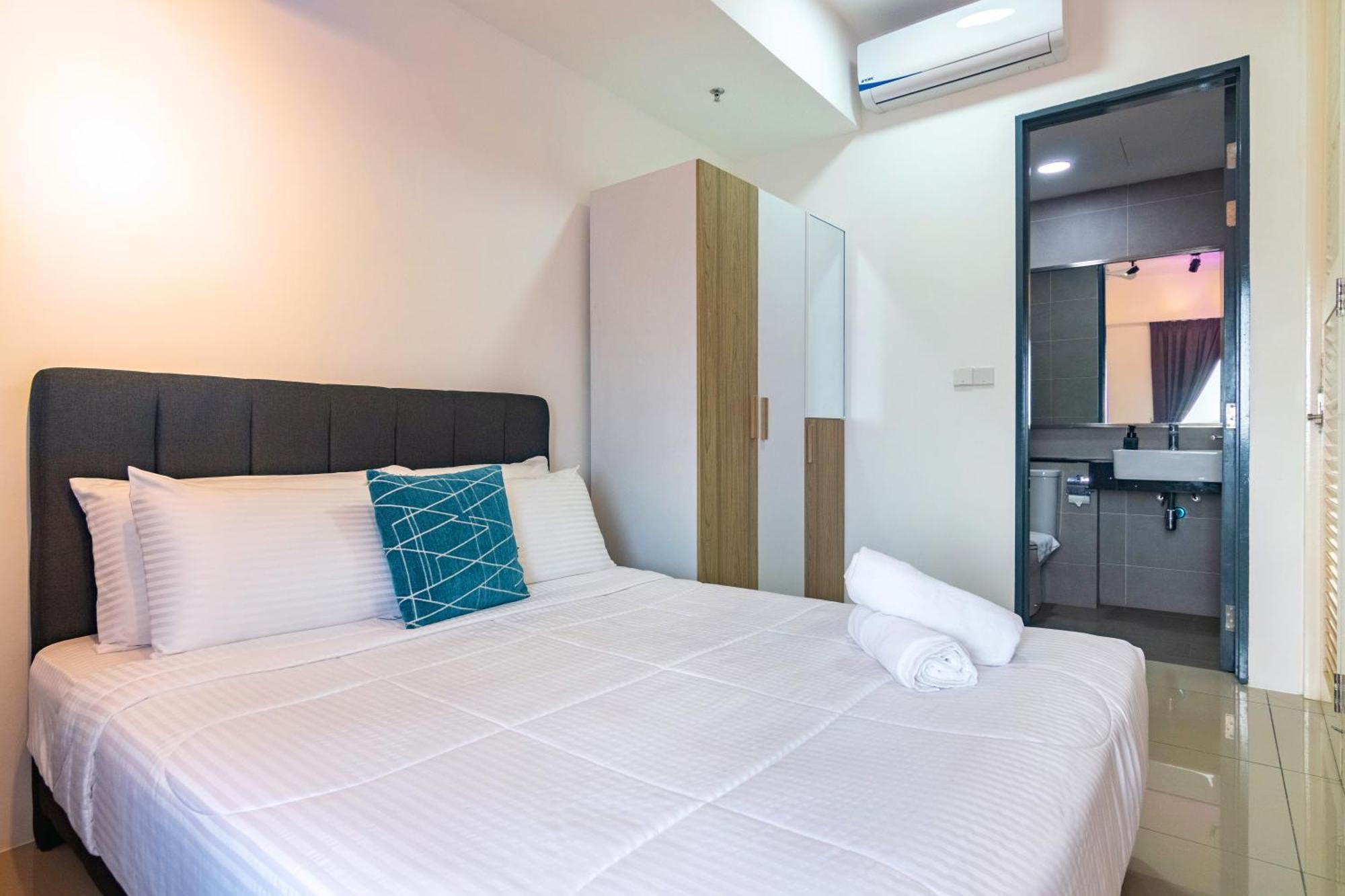 Tropicana 218 Macalister X Airlevate Suites George Town Room photo