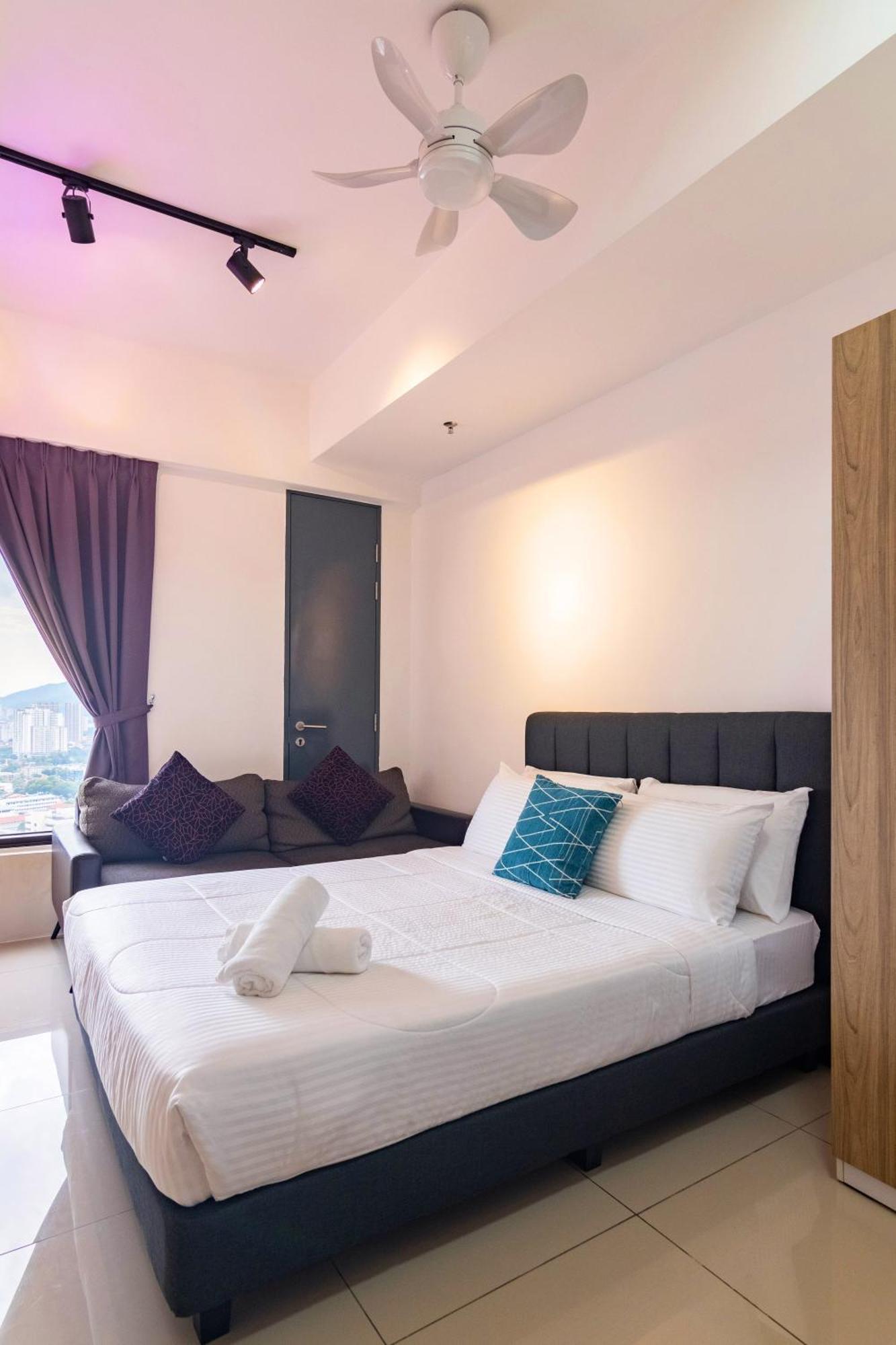 Tropicana 218 Macalister X Airlevate Suites George Town Room photo